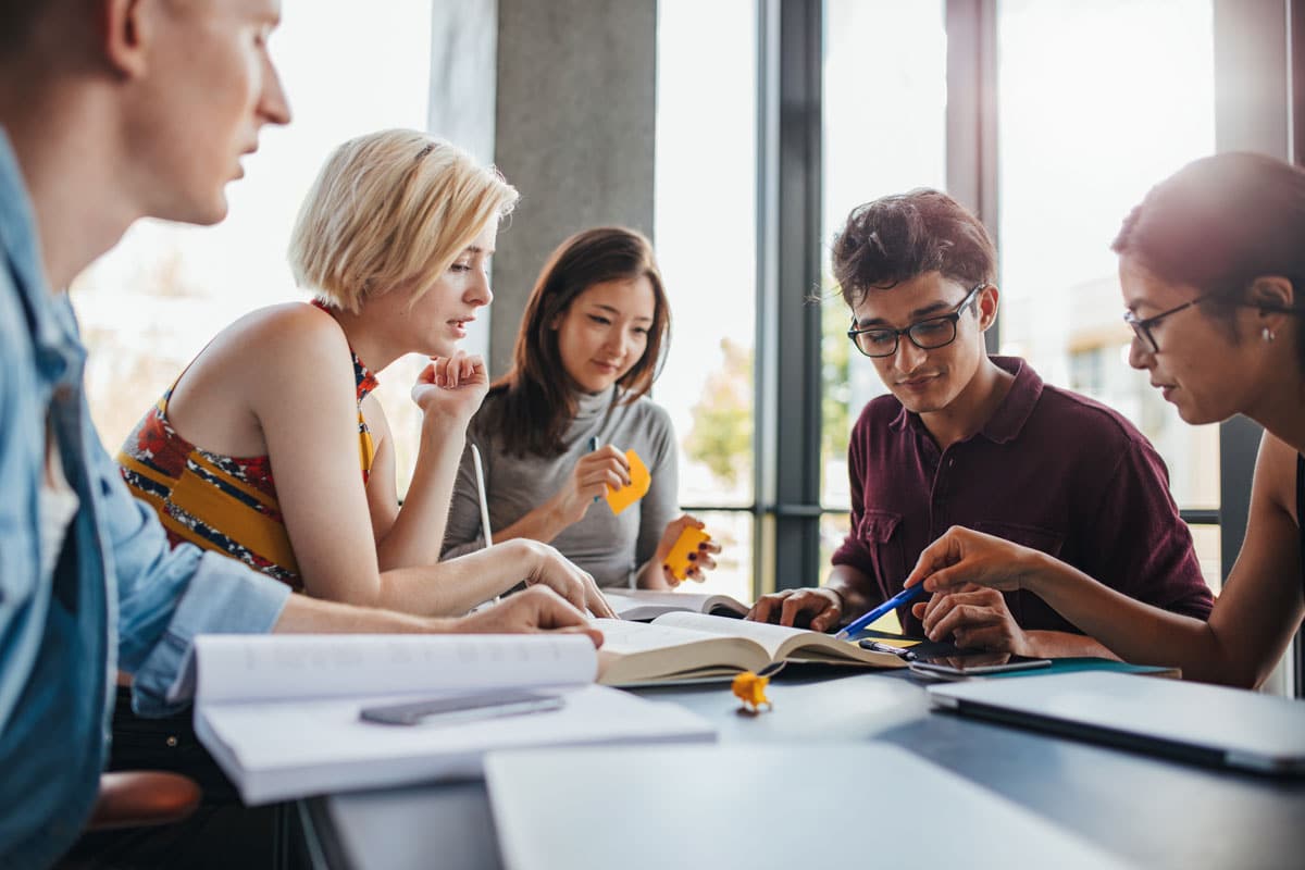 Personnes étudiantes travaillant en équipe