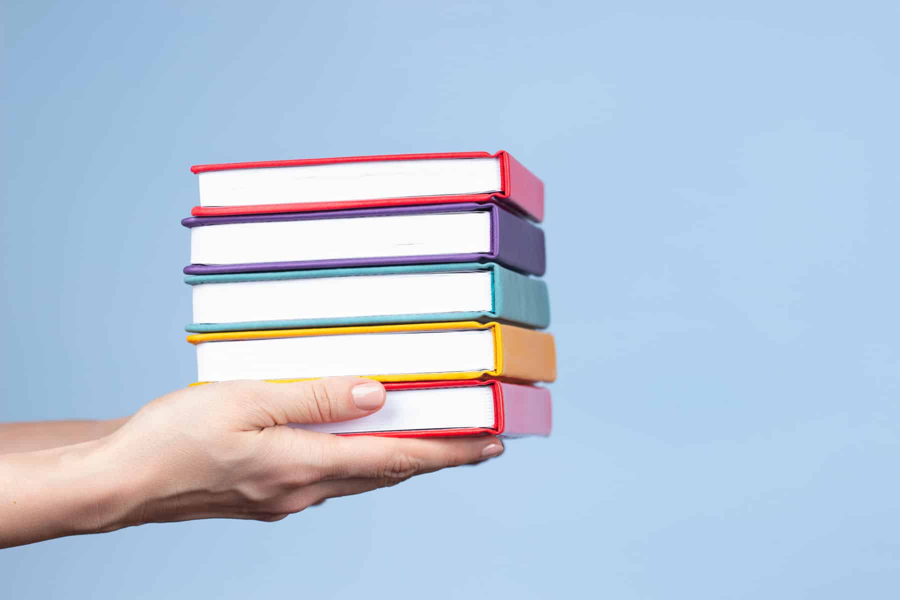 etudiants-contenu-livres Pile de livres dans les mains d'une personne