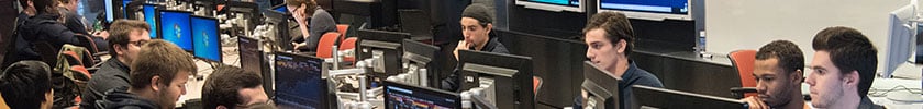 Personnes étudiantes derrière des ordinateurs