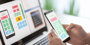 Personne répondant à un quiz sur son téléphone portable