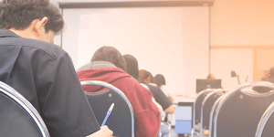Des personnes étudiantes dans une classe