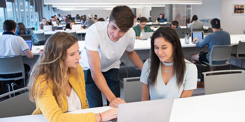 avantages-étudiants Personnes étudiantes discutant devant un ordinateur portable
