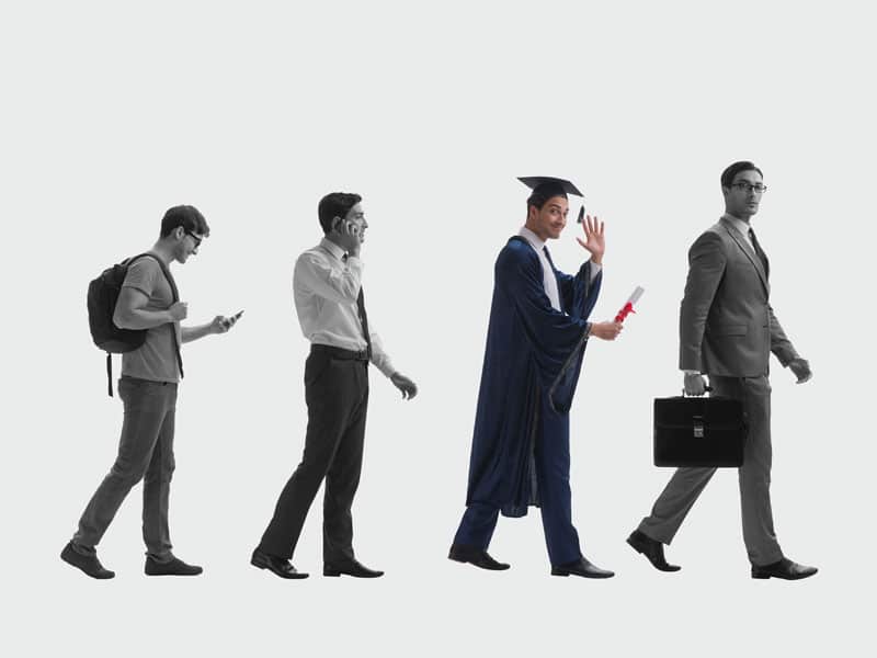 Personne passant par plusieurs étapes de la vie professionnelle représentant la formation reconnaissance des acquis expérientiels