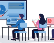 Une personne enseigne et trois personnes étudiantes l'écoute en classe.