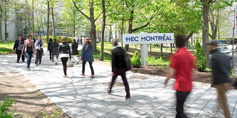 Personnes marchant devant HEC Montréal.